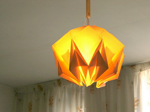 Un lampadario-origami Immagine dell'origami Un lampadario-origami