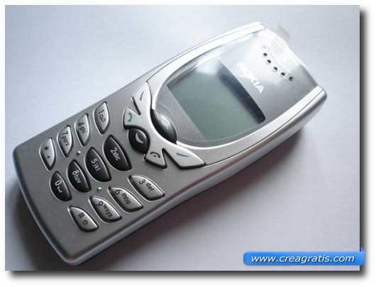 Immagine di un cellulare Nokia 8250 del 2001