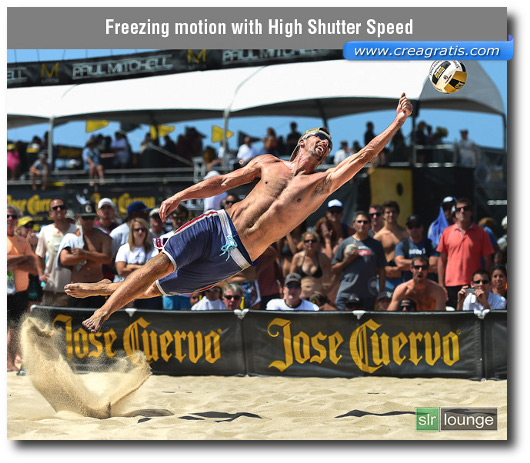 Foto di un giocatore di beach volley in movimento