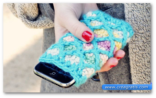Immagine di uno smartphone con una cover di lana