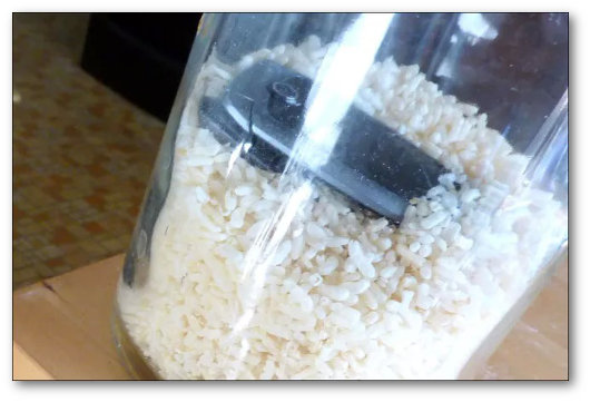 Immersione del cellulare bagnato nel riso