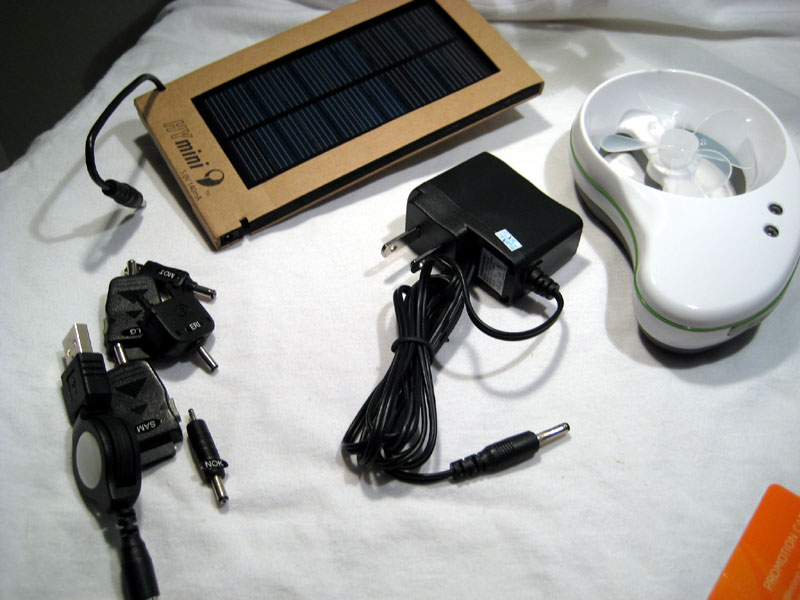 Pannello solare e ventola per ricaricare lo smartphone