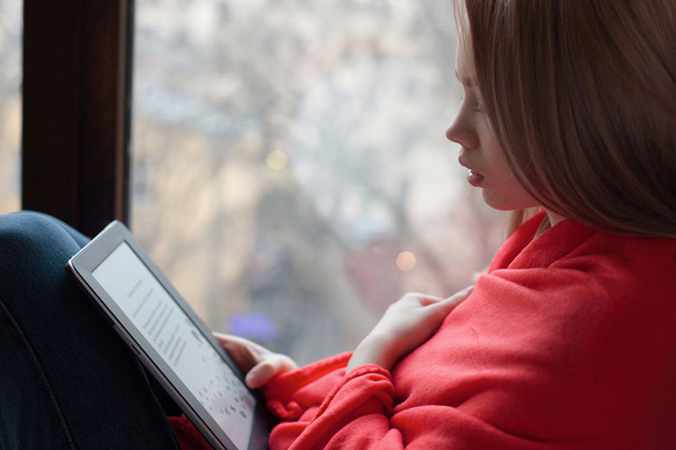 Ragazza che legge con eBook